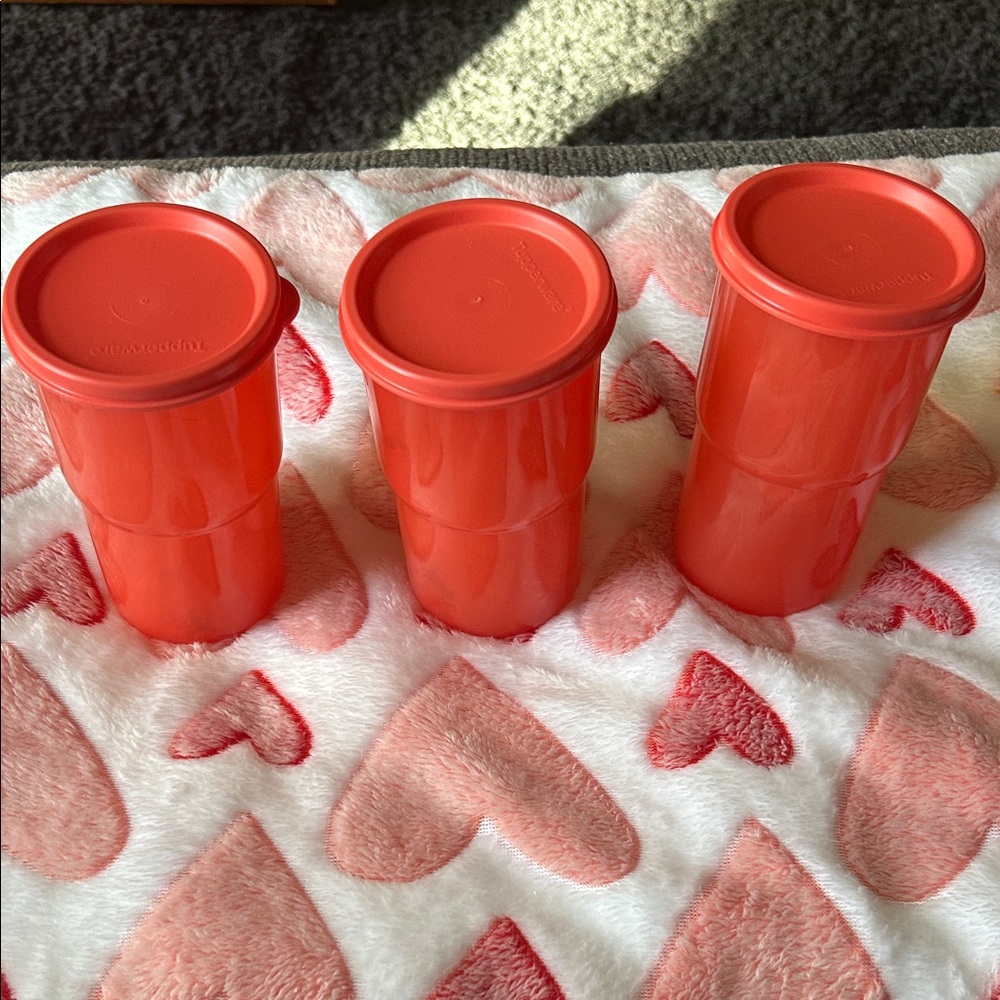 Tupperware cups with lids